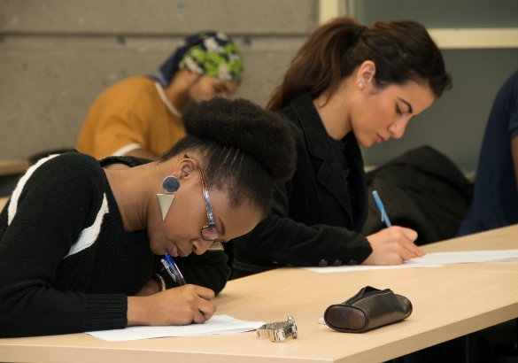 Étudiantes qui passent un test