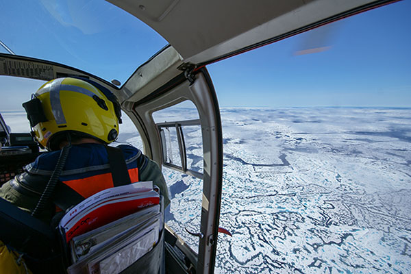 Vue sur la glace à partir d'un hélicoptère