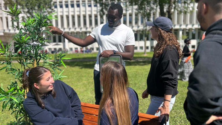Échange près d’un arbre sur le campus